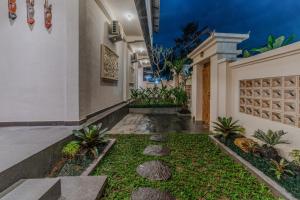 a house with a garden in front of it at Junna House Ubud in Payangan