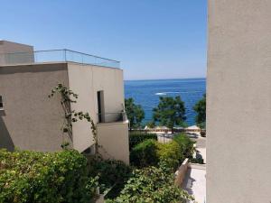 a building with a view of the ocean at Pogled na more in Pečurice