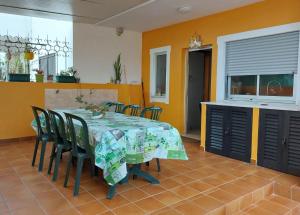 una sala da pranzo con tavolo e sedie di Ria Formosa Pineview a Faro