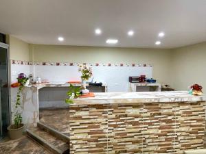 a kitchen with a counter with a counter top at La casa de Ferro in Piura