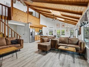 a living room with two couches and a kitchen at Hodges Hill Hideout w/ pool, spa, BBQ - Dog Friendly in Oakhurst