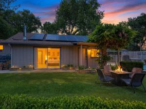 a house with a backyard with a table and chairs at Hodges Hill Hideout w/ pool, spa, BBQ - Dog Friendly in Oakhurst