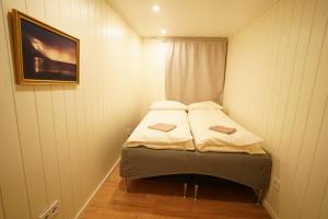 a small bedroom with a bed in a room at Comfort Apartment in Tromsø