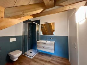 a bathroom with a toilet and a sink at Piazza Maggiore Charming Apartament in Santa Maria Maggiore
