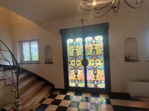 a front door with a stained glass window at Cosy Carré in Sélestat