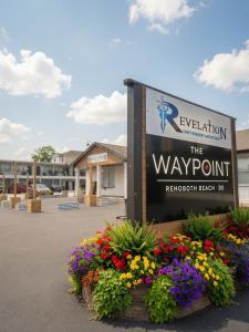 ein Wegpunktschild auf einem Parkplatz in der Unterkunft The Waypoint in Rehoboth Beach