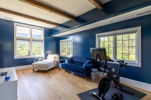 a living room with blue walls and a blue couch at Greycliff Mohonk Preserve Getaway in New Paltz