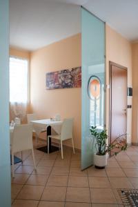 a dining room with a table and chairs at Alloggio Le Macine in Ferrara