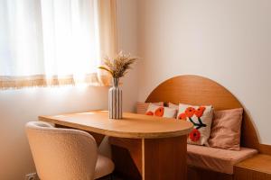 a dining room table and chairs with a vase on it at Studio Design Paris 20 min RER A in Nogent-sur-Marne