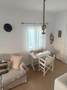 a living room with a white desk and a couch at Villa de Estrella in Agios Dimitrios