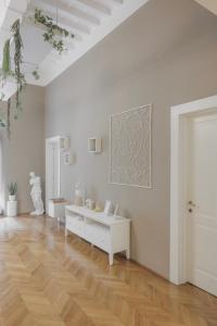 a living room with white walls and a wooden floor at Rooms Buonanotte Barbarossa in Prato