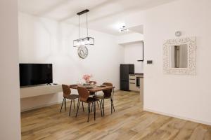 a dining room with a table and chairs at Corte EDN7 in Sannicandro di Bari