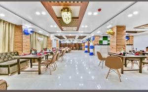 una sala per banchetti con tavoli e sedie in un ristorante di Palash hotel a Dānāpur