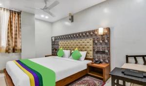 una camera da letto con un letto e una scrivania e una scrivania di Palash hotel a Dānāpur