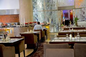 En restaurang eller annat matställe på Dabab Hotel By Warwick