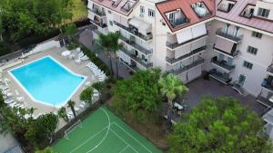 an aerial view of a building with a swimming pool and a tennis court at Suli e Sali Apartment in Calatabiano
