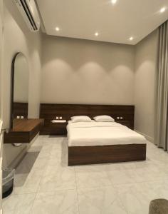 a bedroom with a large bed and a mirror at دره العروس الشاطي in Jeddah