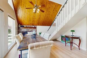 a dining room with a table and a ceiling fan at The Fairway Chalet in Lake Arrowhead