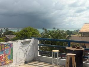 a balcony with a view of the ocean at Trip Hostel e Pousada in Jericoacoara