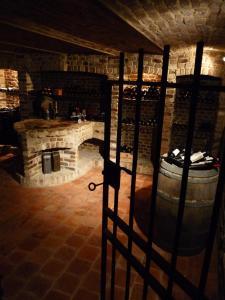 una stanza con camino in pietra e botte di vino di B&B Espace Tello a Jodoigne