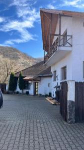 a house with a balcony on the side of it at Tranzit in Mihai Viteazu