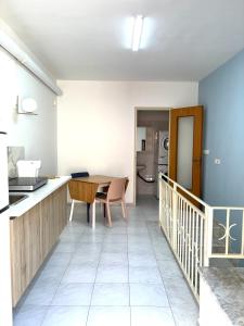 a kitchen and dining room with a table at Casa Nica in Naro