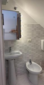 a bathroom with a sink and a toilet at Casa Nica in Naro