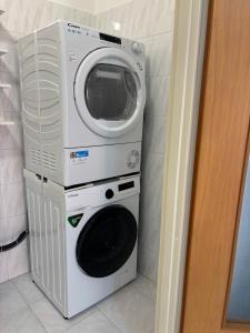 a washing machine and a dryer in a bathroom at Casa Nica in Naro