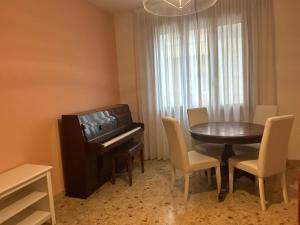 a dining room with a table and a piano at Residenza San Nicolò in Treviso