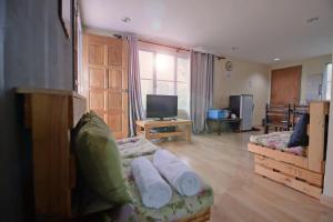 een woonkamer met een bank en een tv bij T Paradise in Kampong Kundassan