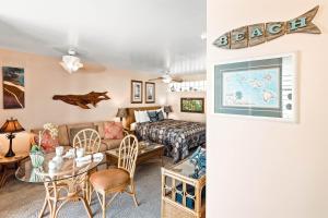 a living room with a couch and a bed and a table at Noelani 212 in Kahana