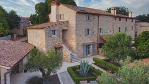 an aerial view of a large brick house with a courtyard at Heritage Villa Cranzetti in Svetvinčenat