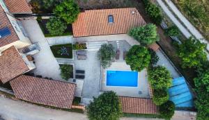 an overhead view of a swimming pool in a house at Heritage Villa Cranzetti in Svetvinčenat