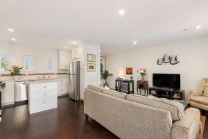 a living room with two couches and a kitchen at California Comfort in Santa Barbara