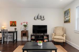 a living room with a tv and a table at California Comfort in Santa Barbara +17 photos
