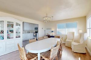 a kitchen and dining room with a white table and chairs at Blue Door Retreat in Cayucos