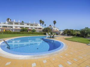 a swimming pool in front of a large building at Casa Trajlon in Praia do Carvoeiro