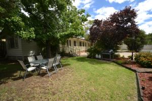 a table and chairs in the yard of a house at Echuca Holiday Units in Echuca