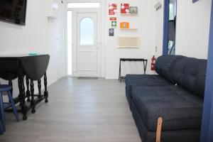 a living room with a couch and a piano at Discoveries House Alenquer in Alenquer +53 photos