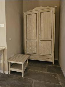a wooden cabinet and a bench in a room at Villa Altea Boutique Hotel in Terranuova Bracciolini