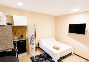 a small room with a bed and a kitchen at Apartamentos Porto Maravilha in Rio de Janeiro