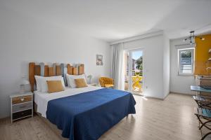 ein Schlafzimmer mit einem großen Bett und einer blauen Decke in der Unterkunft Villa Marea in Rovinj + 50 Fotos