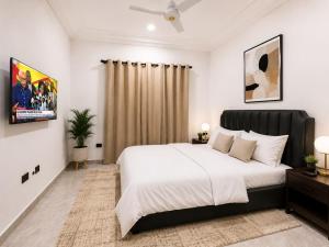 a bedroom with a large bed in a room at Naso Luxe Homes in Sakumona