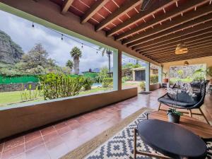 an indoor patio with chairs and a view of the water at Refugio del Colibrí in Tepoztlán