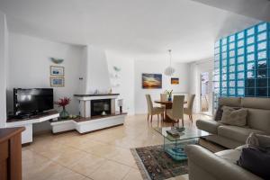 ein Wohnzimmer mit Sofa und Fernseher in der Unterkunft Villa Marea in Rovinj