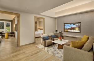 TV i/ili multimedijalni sistem u objektu Taal Vista Hotel