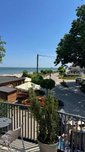a balcony with a view of a beach and the ocean at Monic Apart Zefir in Mechelinki