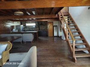 eine Treppe, die zu einem Wohnzimmer und einer Küche führt in der Unterkunft Maderobeach1 in Máncora