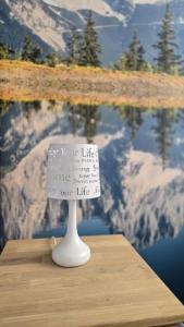 Eine Vase mit einem Schild darauf steht auf einem Tisch. in der Unterkunft Relax Corner in Einigen