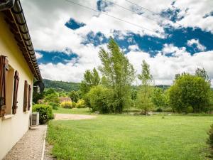 a view of a yard from a house at Lac Bleu 39 in Lacapelle-Marival